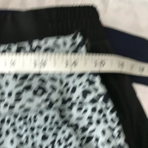 Jamie Sadock Skinnylicious Size Zip Blue & Black Animal Print Golf Shorts Size 8 - Picture 6 of 8